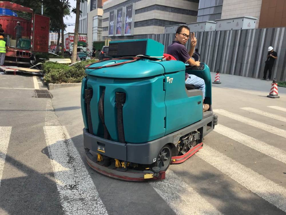 駕駛式洗地機的性能特點是什么？