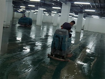 青島某小區(qū)地下車庫進(jìn)水，租賃坦能駕駛式洗地機(jī)T17、T7救場